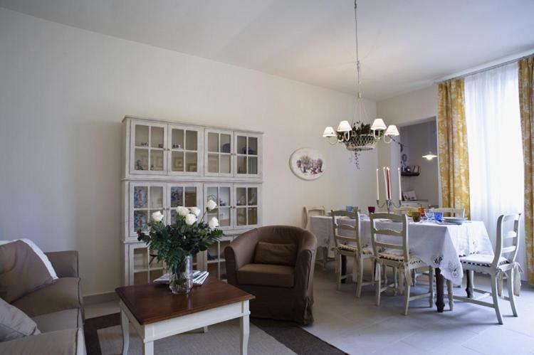 Cevoli Country Resort Lari Екстериор снимка