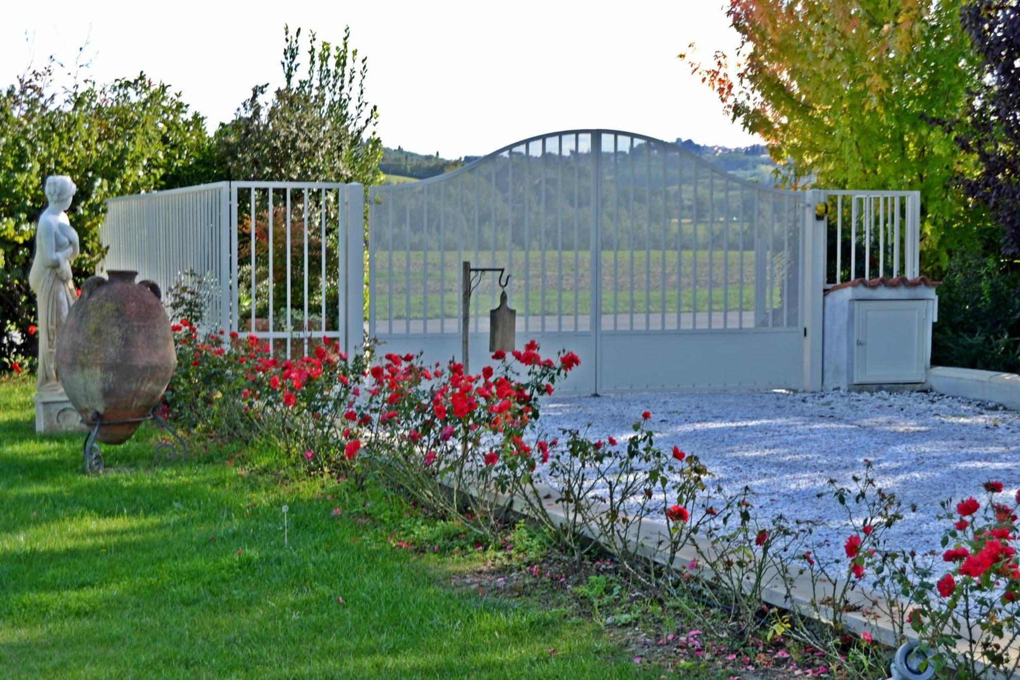 Cevoli Country Resort Lari Екстериор снимка