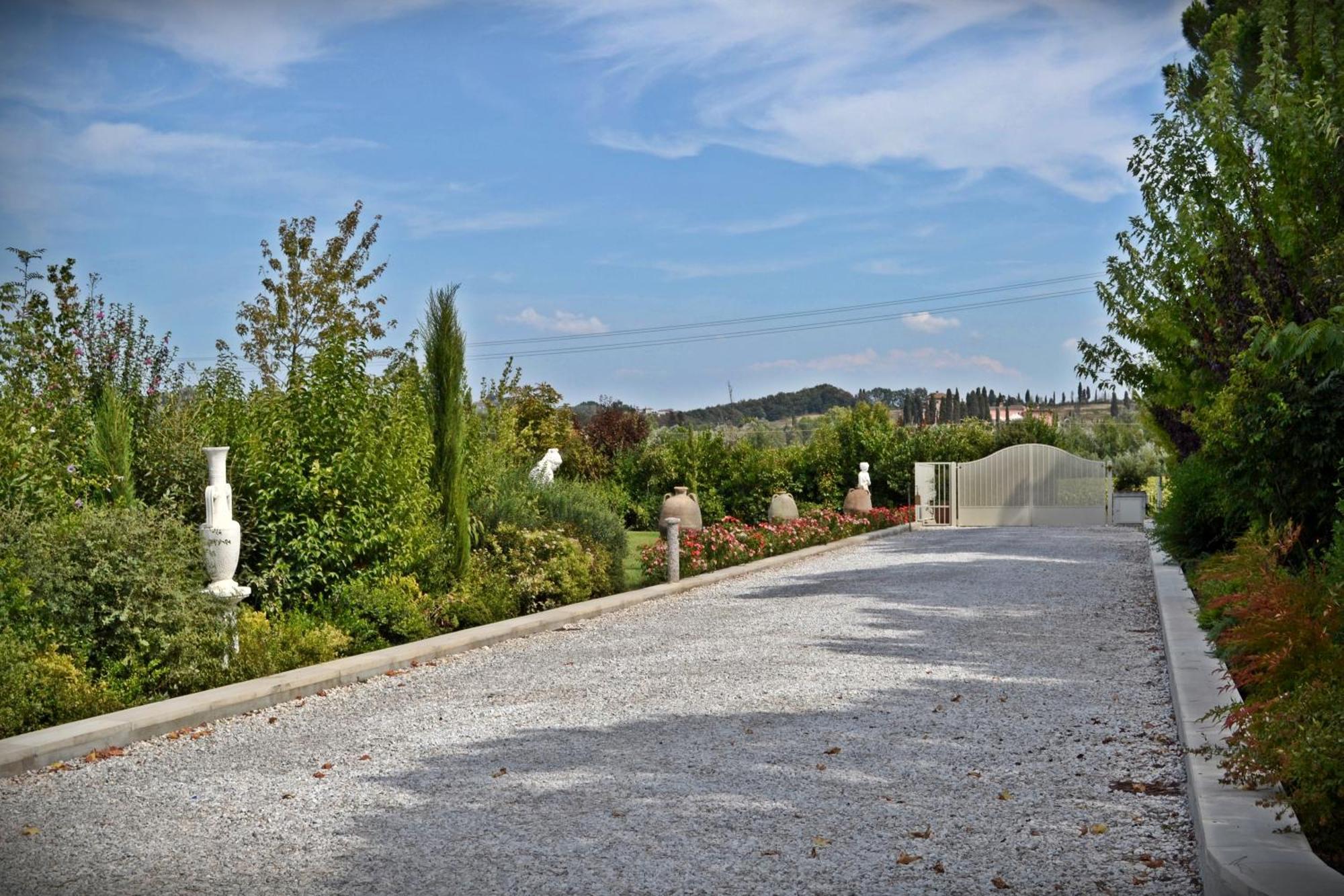 Cevoli Country Resort Lari Екстериор снимка